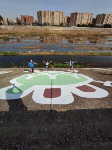 GRafiti en el nuevo cauce del Túria contra la ampliación del Puerto de València